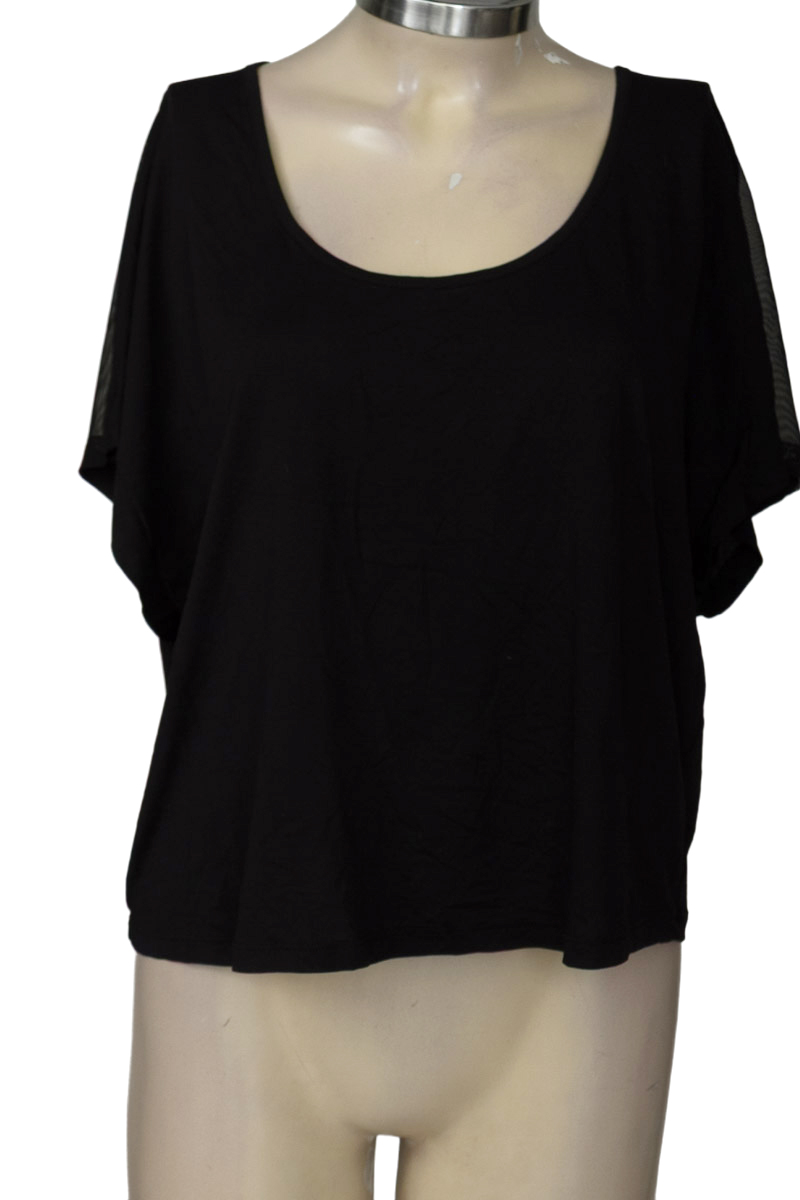 Top / Camiseta color Negro - Closeando