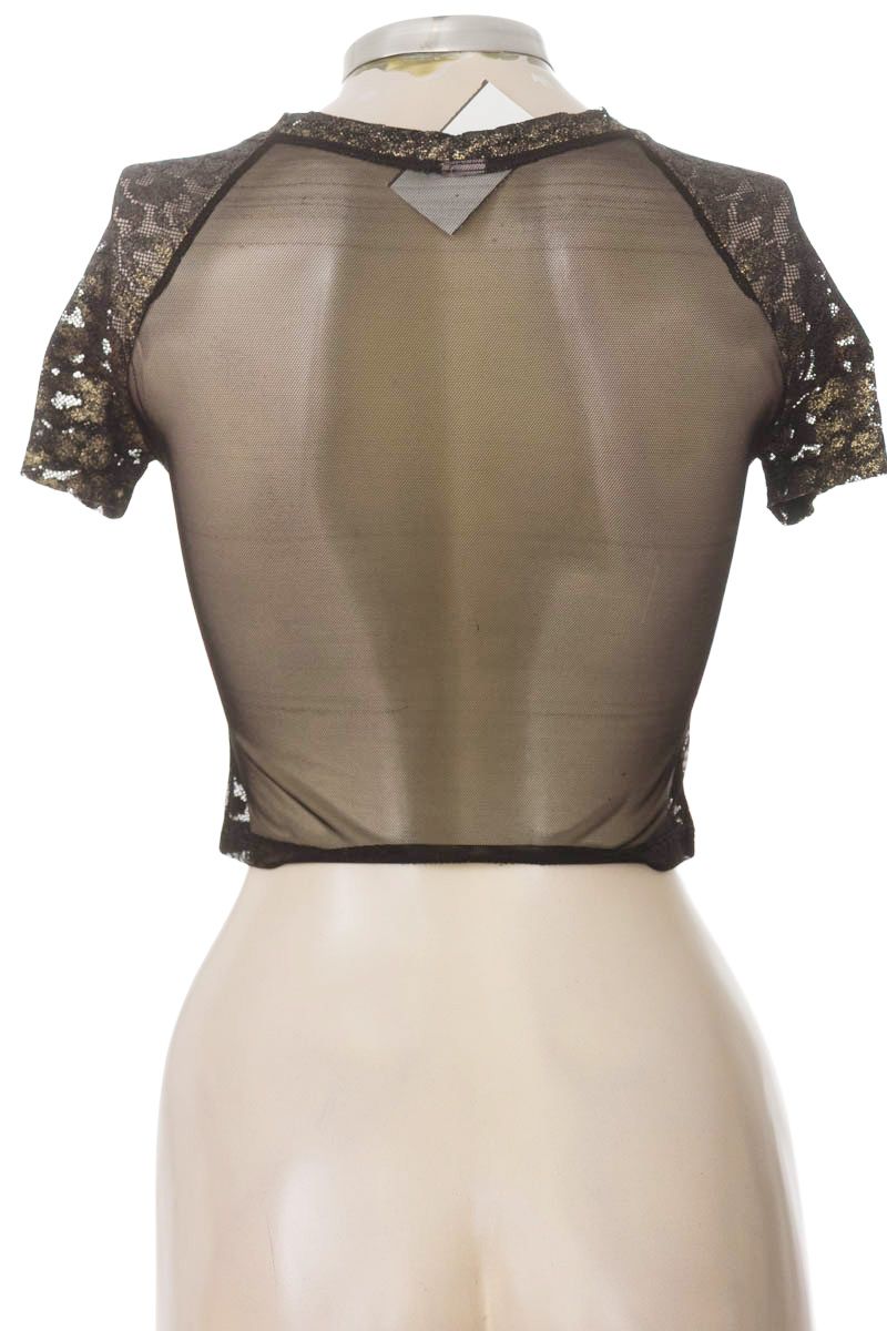 Top / Camiseta color Negro - Closeando