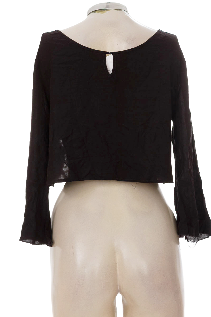 Top / Camiseta color Negro - Closeando