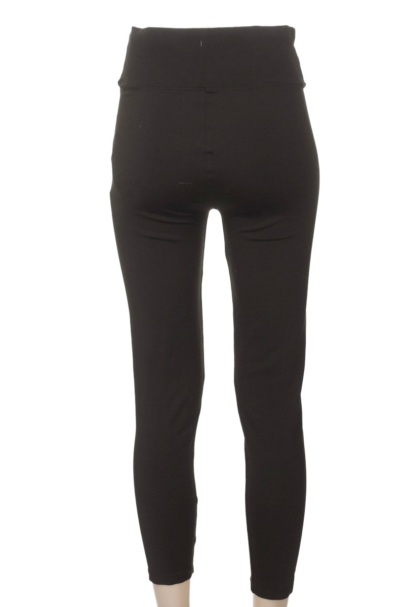 Ropa Deportiva / Salida de Baño color Negro - Closeando