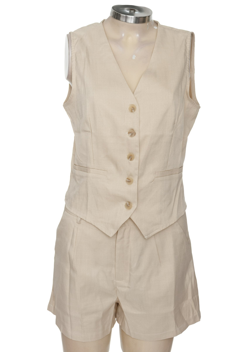 Vestido / Enterizo color Beige - Closeando