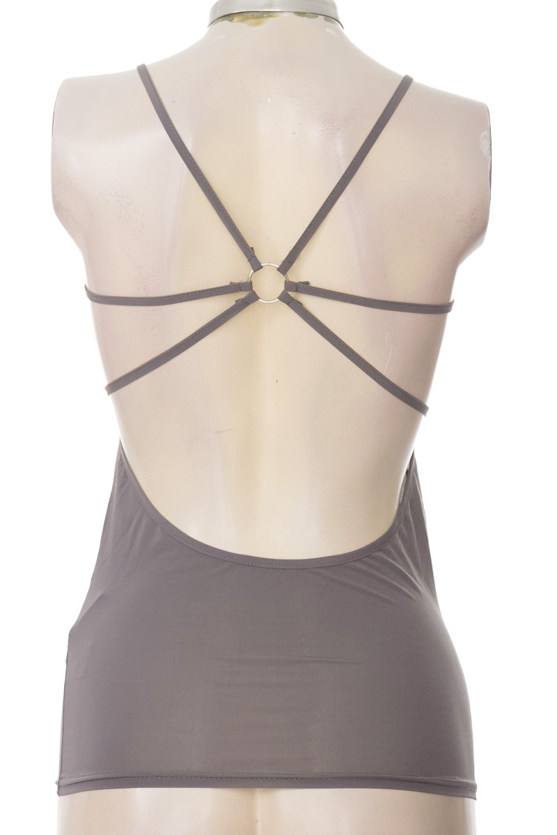 Top / Camiseta color Gris - Closeando