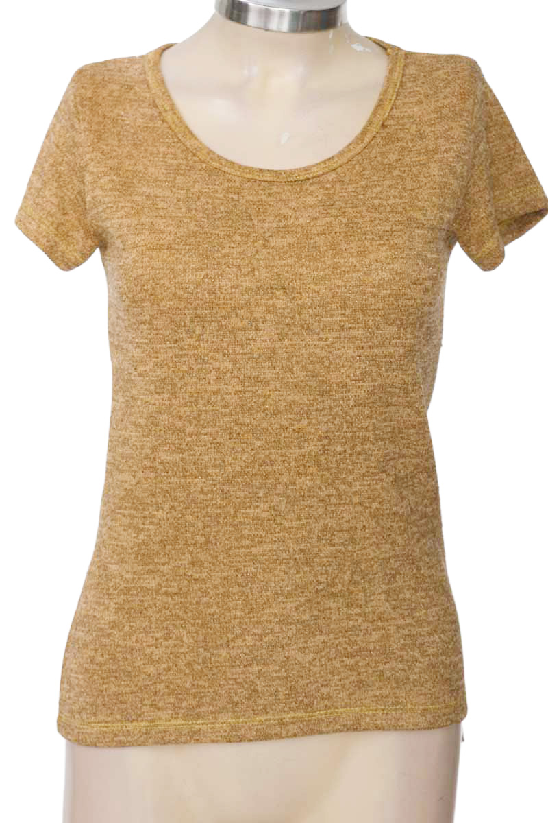 Top / Camiseta color Dorado - Closeando