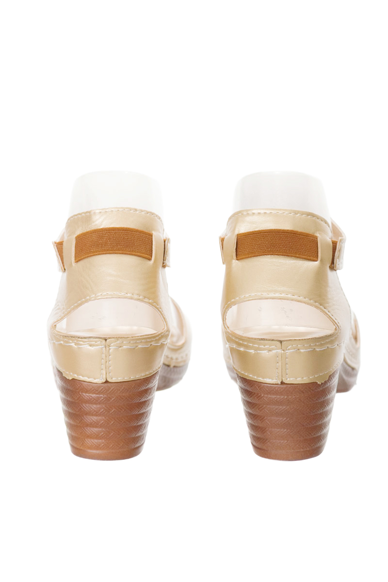 Zapatos color Dorado - Closeando