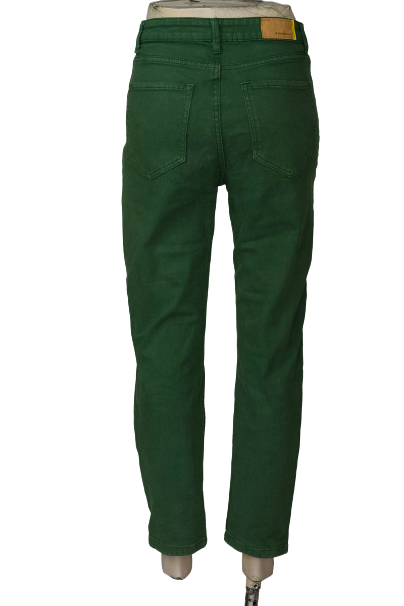 Pantalones color Verde - Stradivarius
