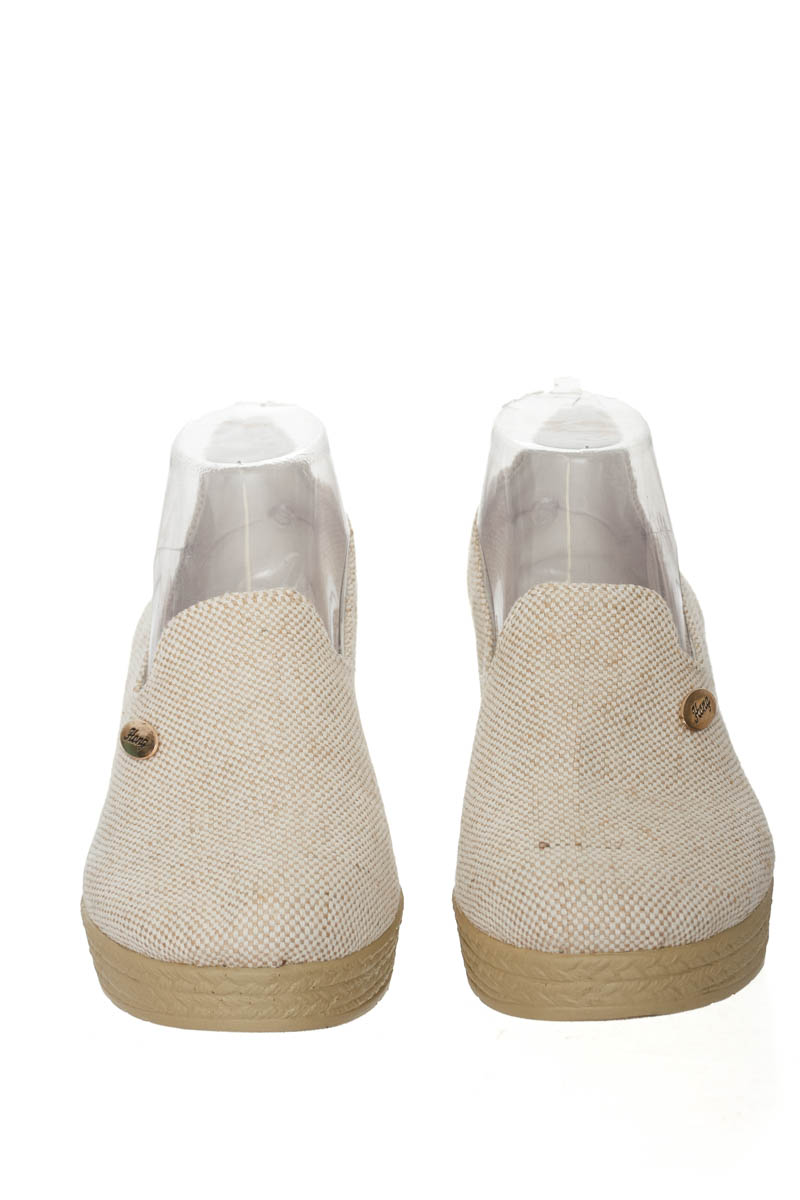 Zapatos color Beige - Closeando