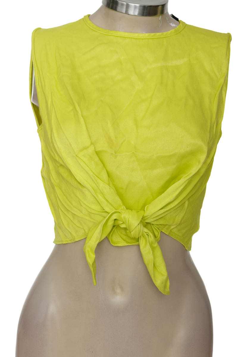 Top / Camiseta color Verde - Zara