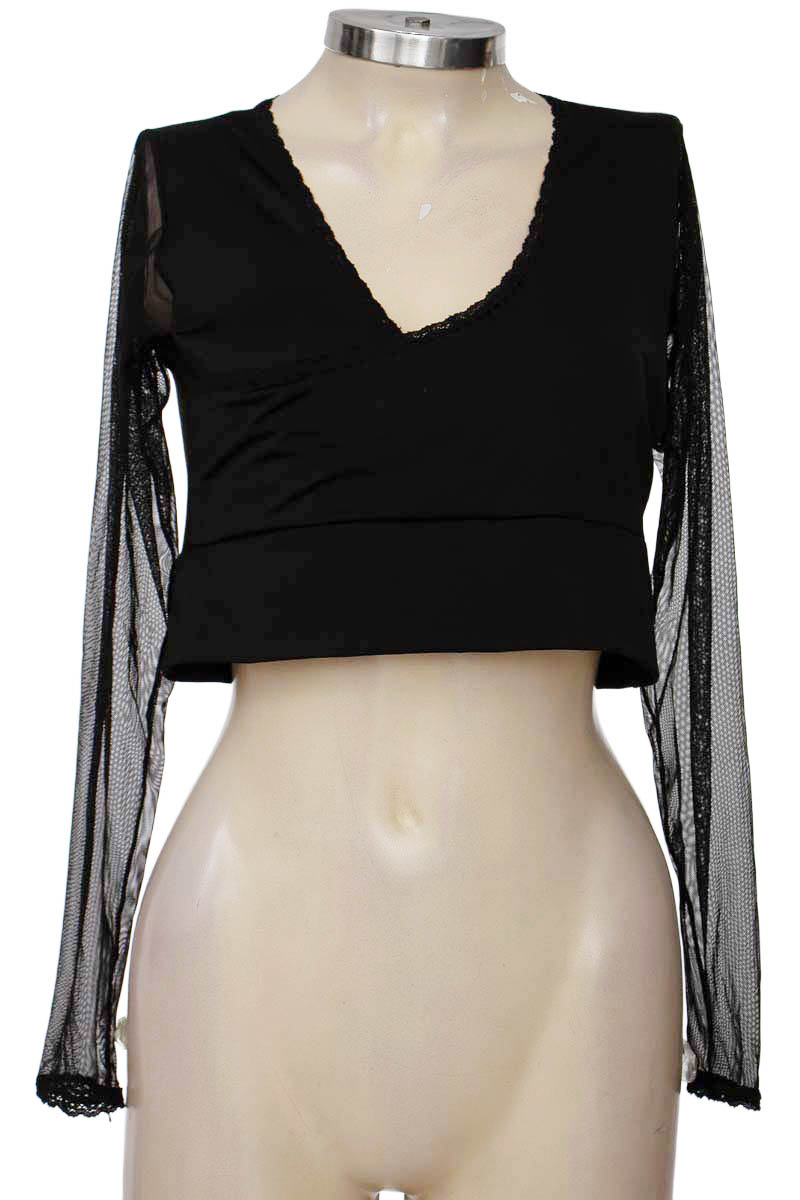 Top / Camiseta color Negro - Closeando