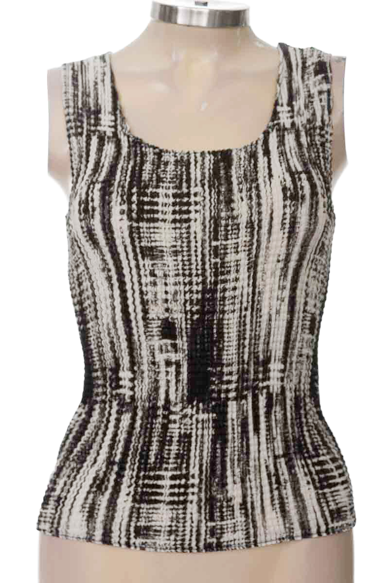 Top / Camiseta color Negro - Closeando