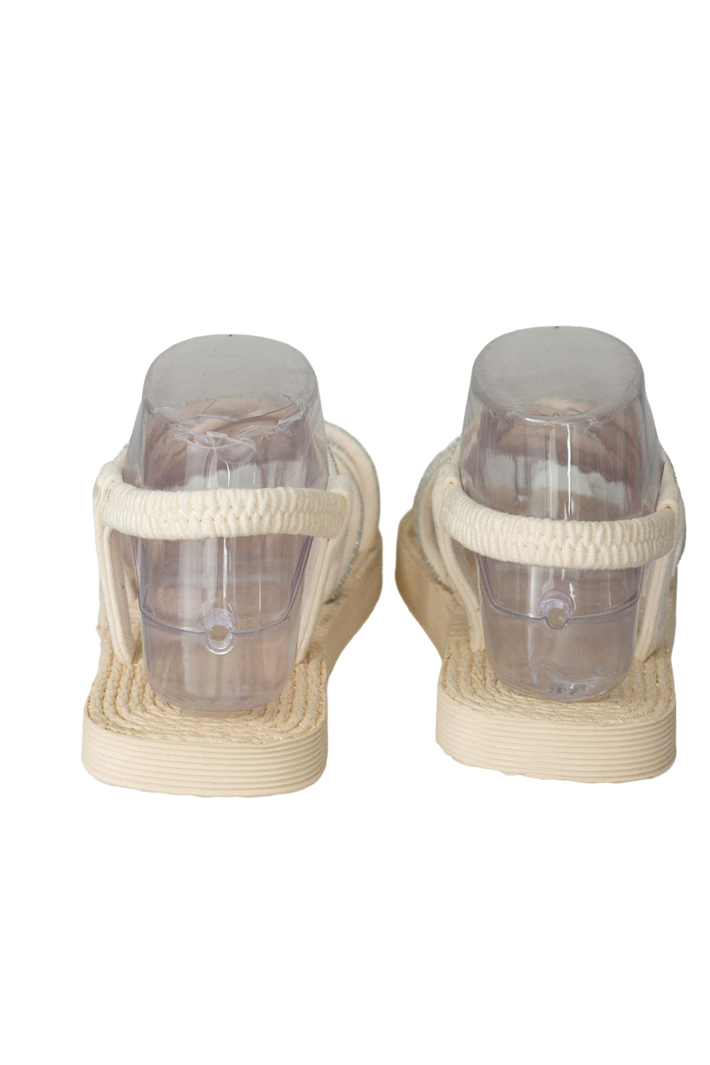 Zapatos color Beige - Closeando