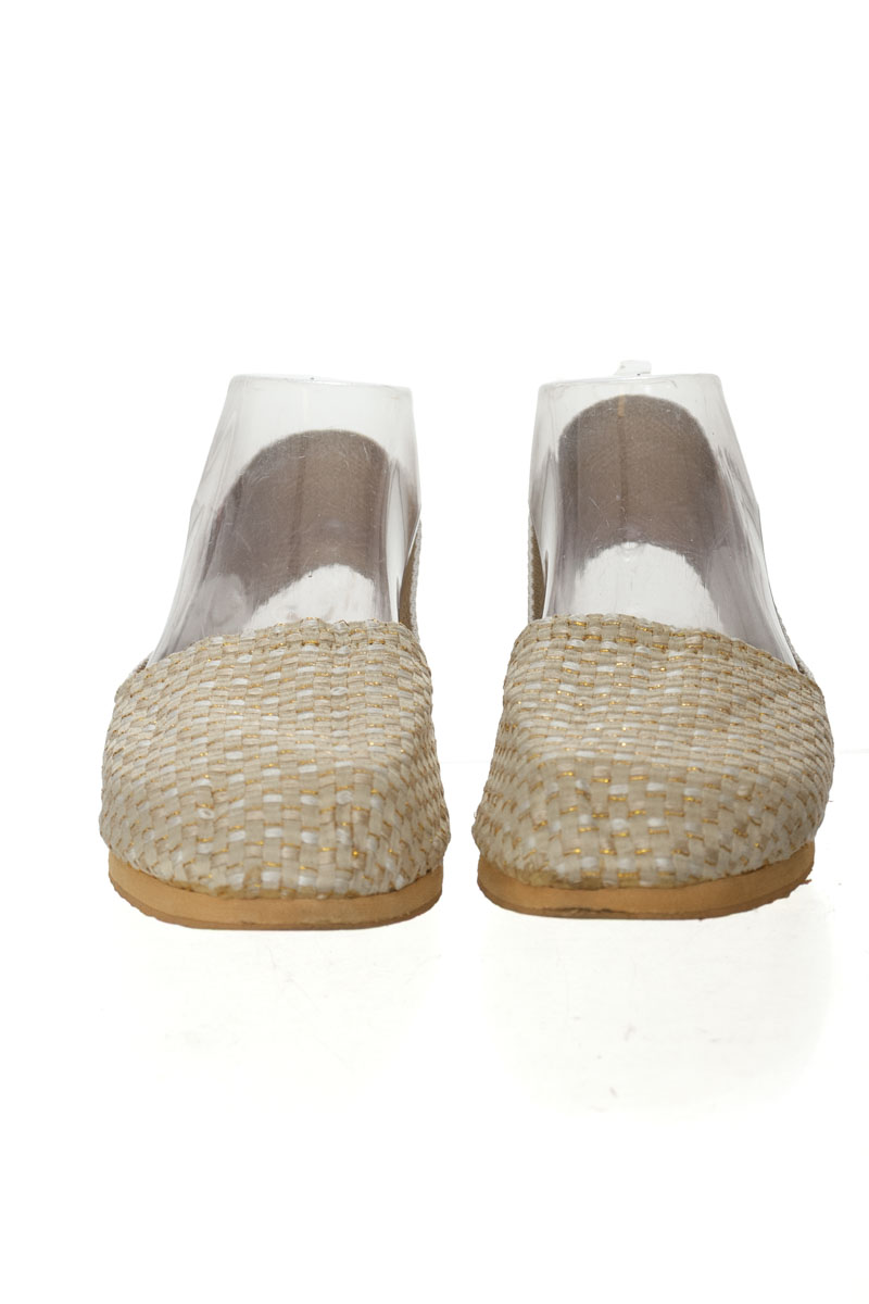 Zapatos color Beige - Closeando