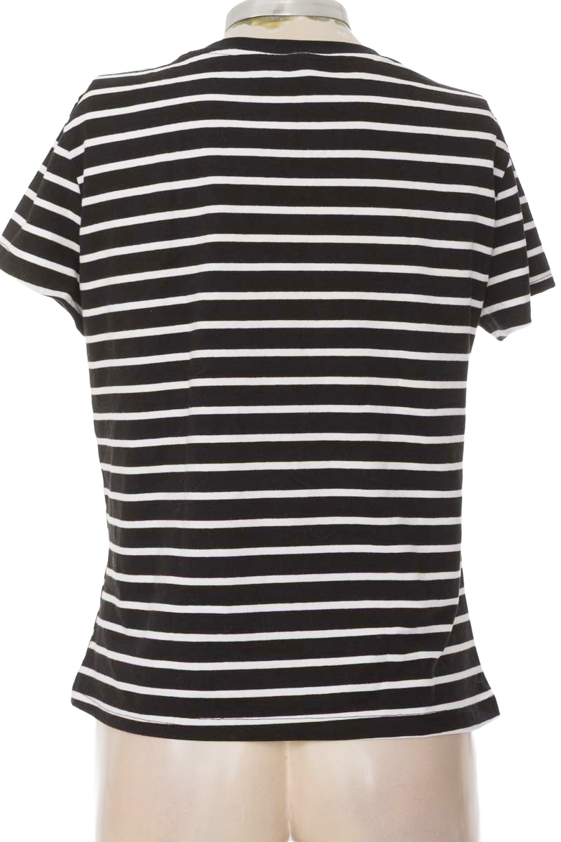 Top / Camiseta color Negro - Closeando