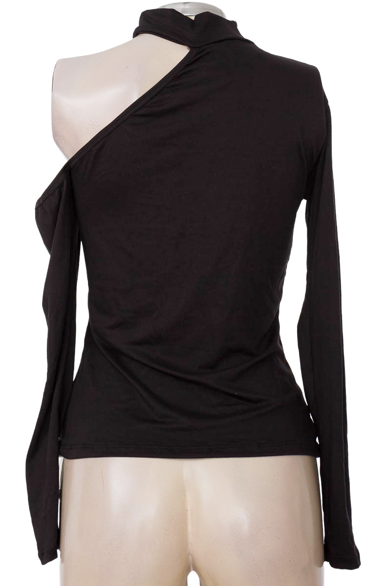 Top / Camiseta color Negro - Closeando