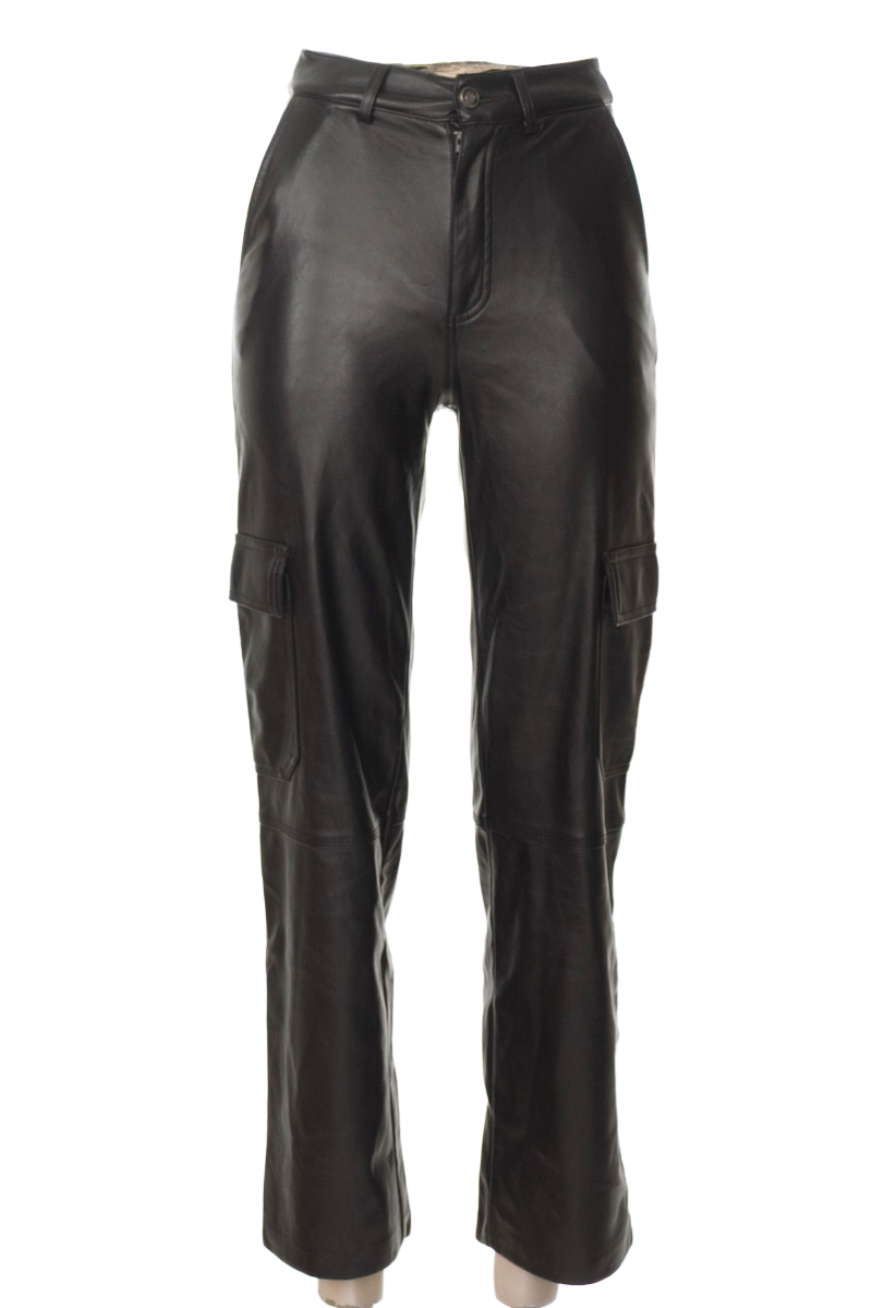 Pantalones color Negro - Stradivarius