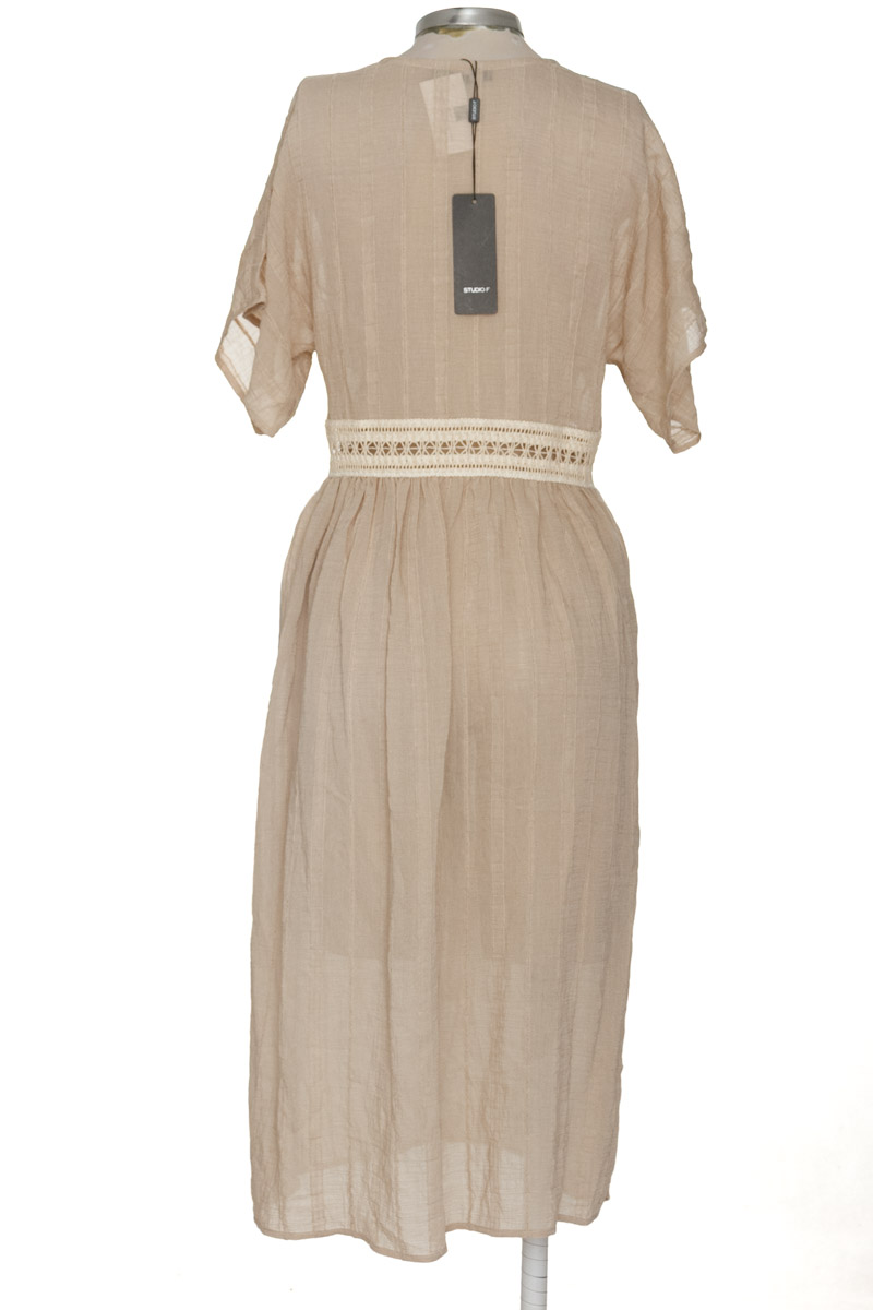 Vestido / Enterizo color Beige - Studio F