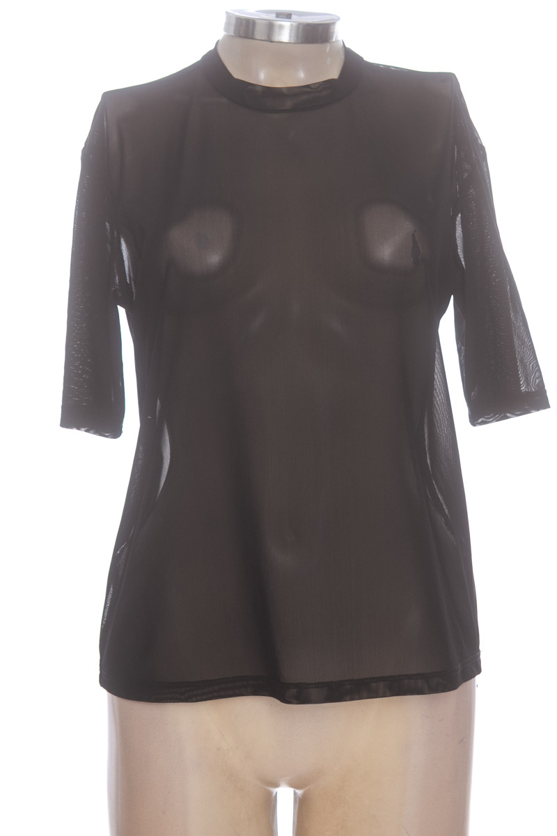 Top / Camiseta color Negro - Closeando