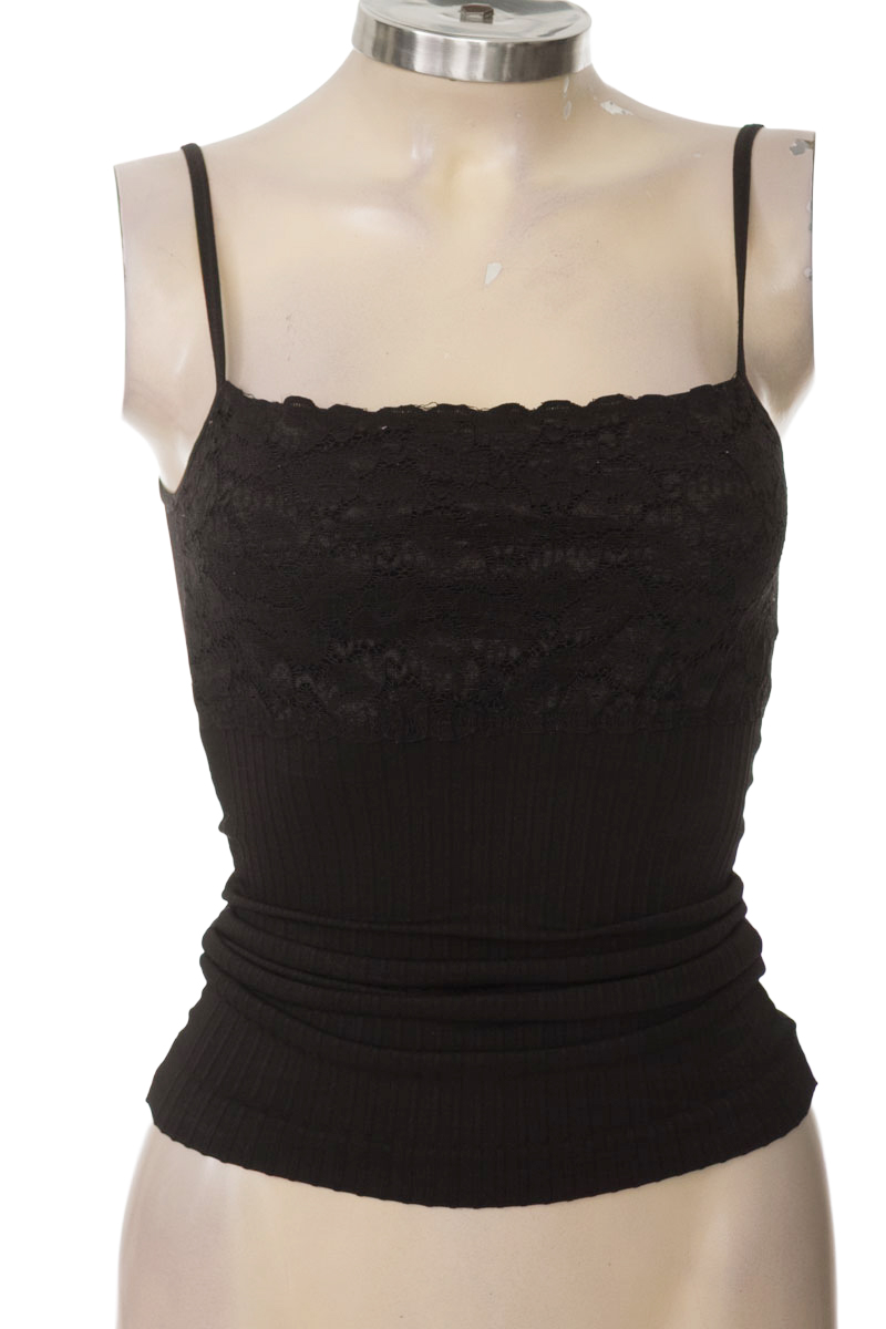 Top / Camiseta color Negro - Closeando