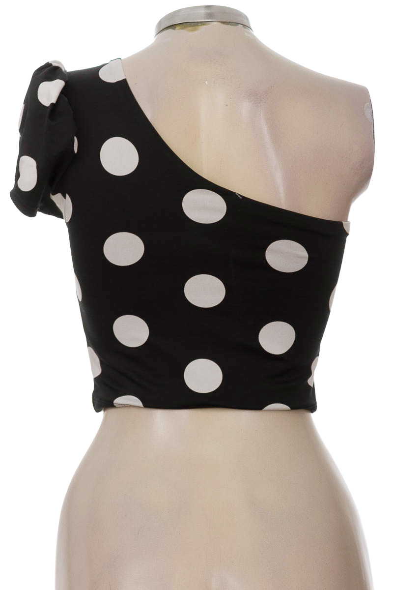 Top / Camiseta color Negro - Closeando