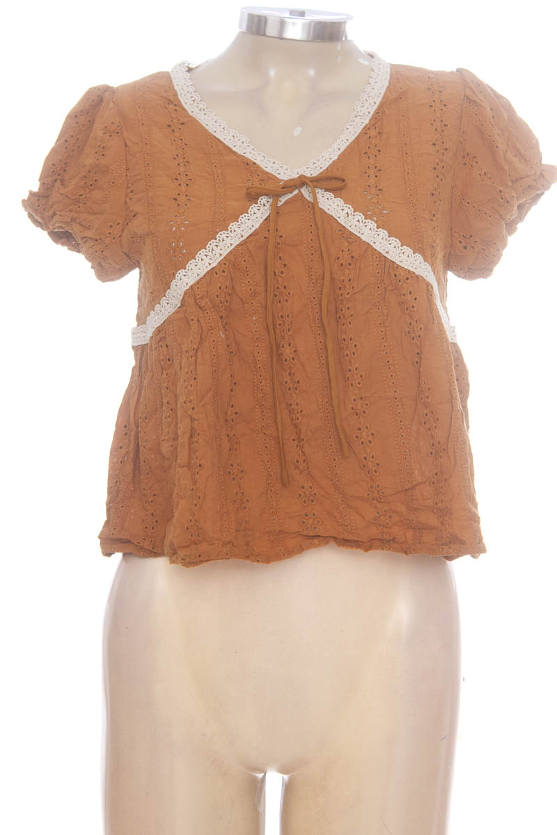 Top / Camiseta color Café - Closeando