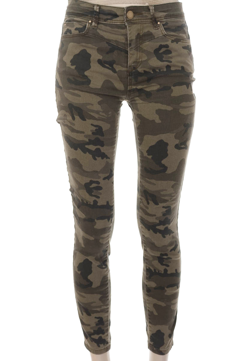 Pantalones color Verde - Stradivarius