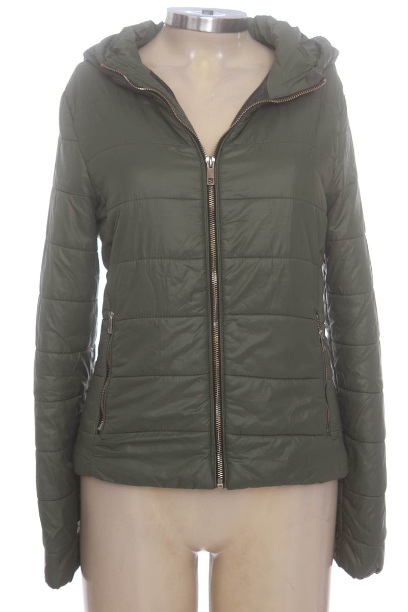 Chaqueta / Abrigo color Verde - Bershka