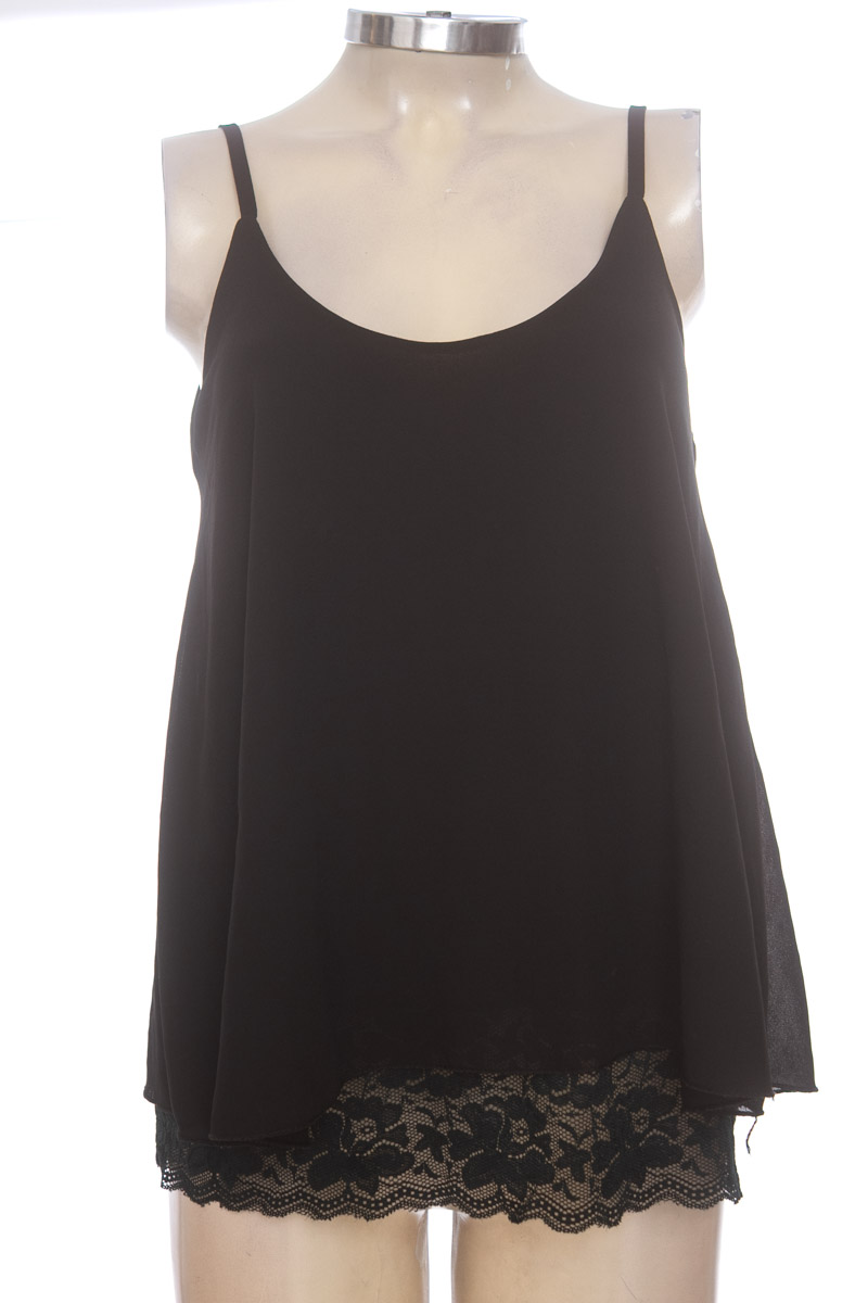 Top / Camiseta color Negro - Closeando