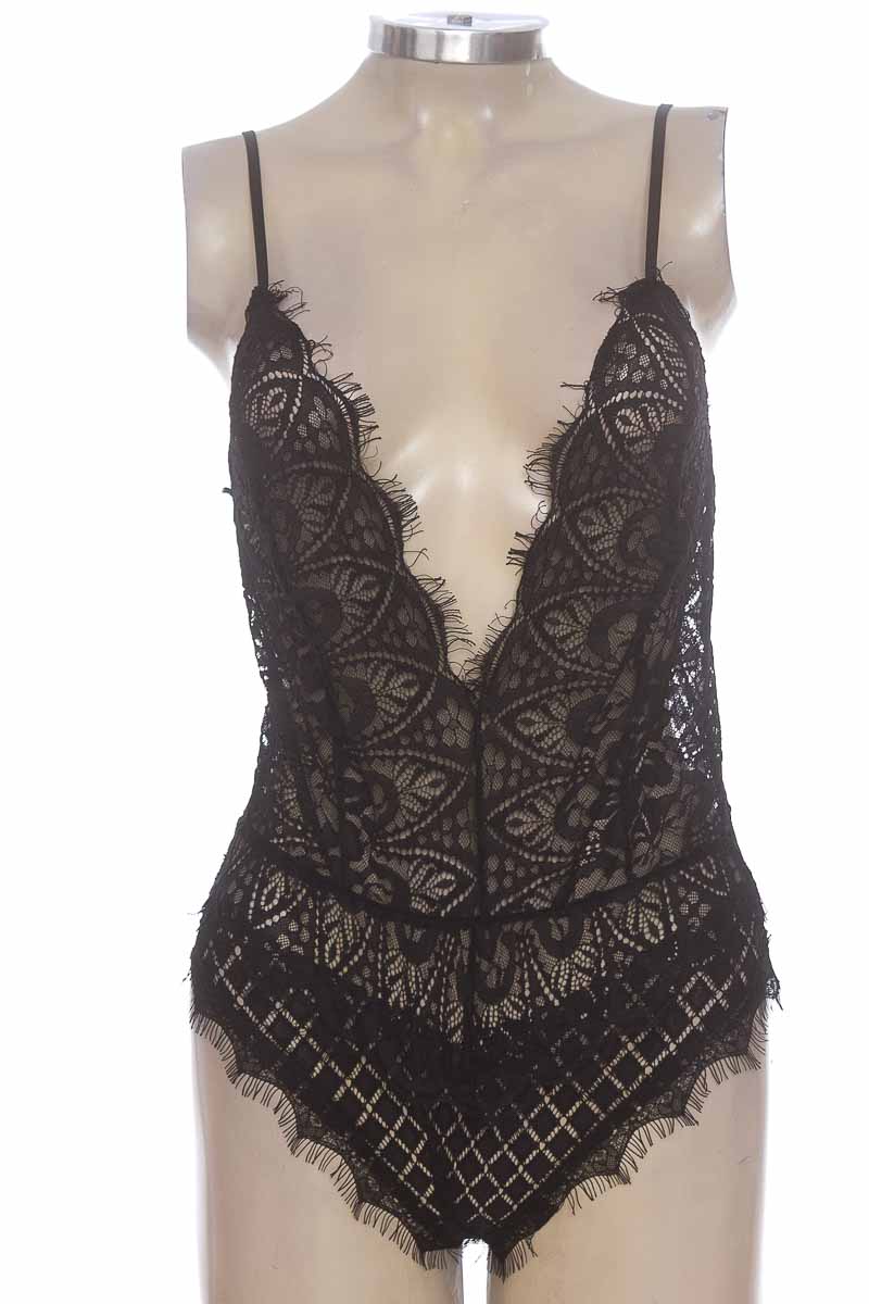 Top / Camiseta color Negro - Yoins