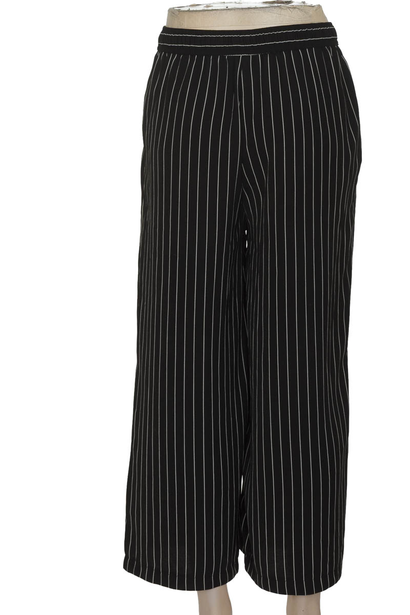 Pantalones color Negro - Stradivarius