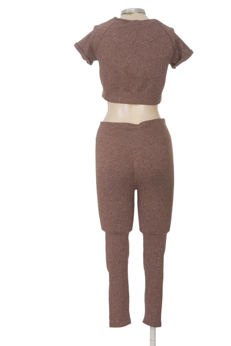 Ropa Deportiva / Salida de Baño color Café - Closeando