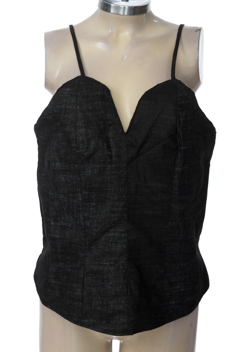 Top / Camiseta color Negro - Closeando