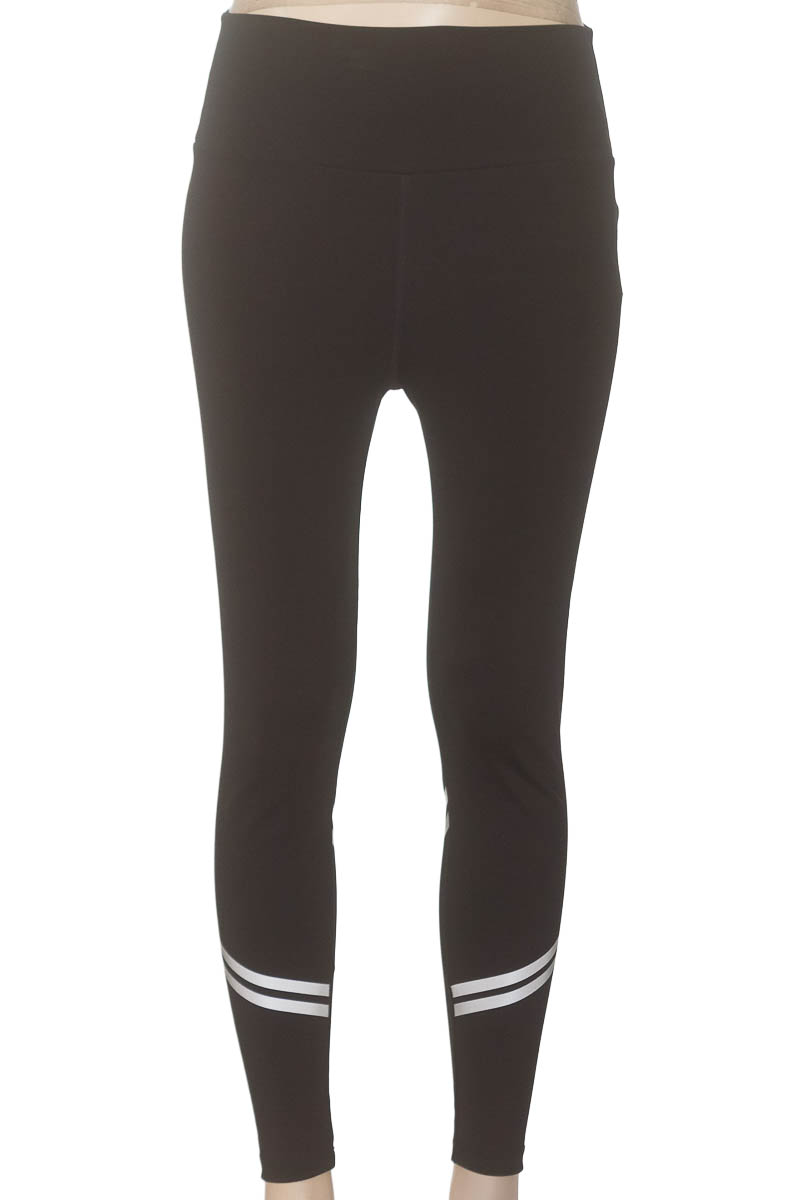 Ropa Deportiva / Salida de Baño color Negro - Closeando