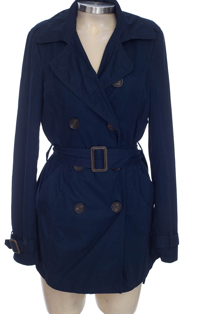 Chaqueta / Abrigo color Azul Stradivarius Closeando