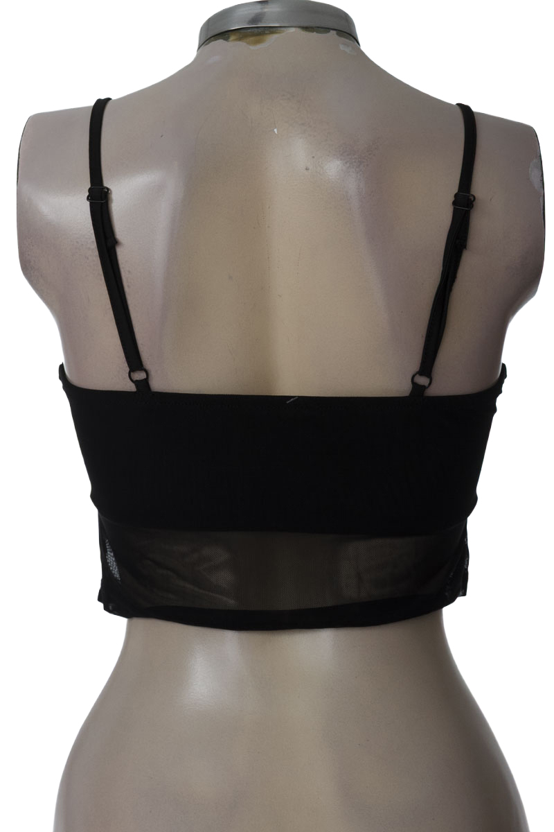 Top / Camiseta color Negro - Closeando