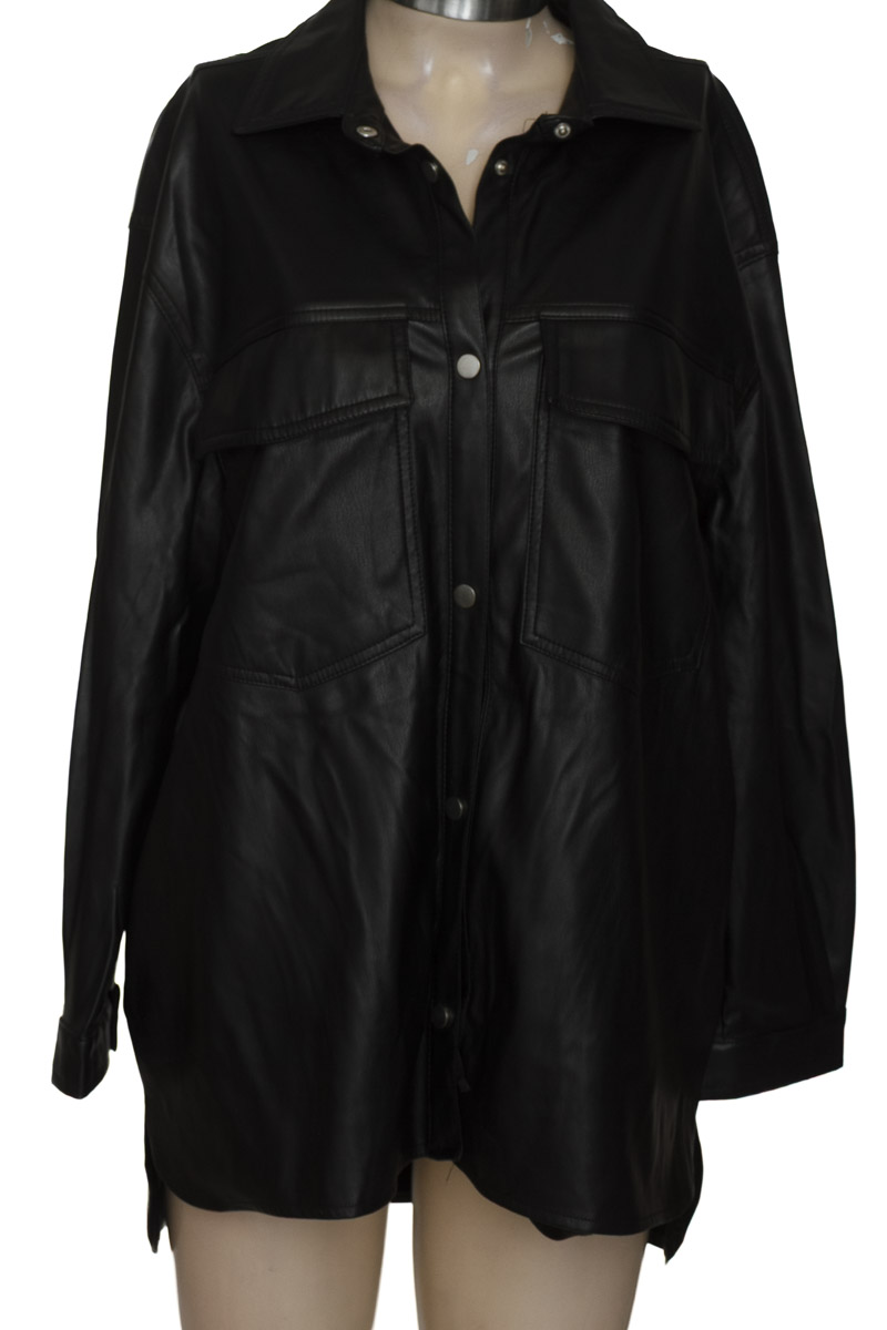 Chaqueta / Abrigo color Negro - Stradivarius
