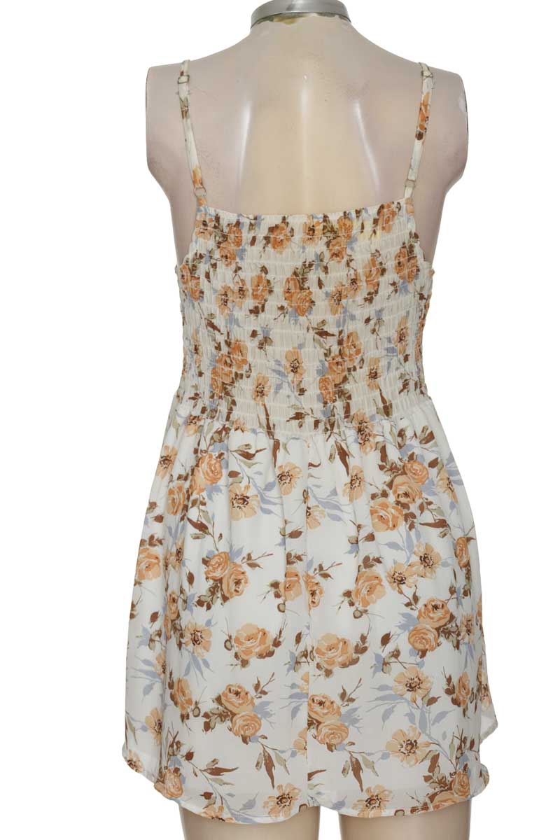 Vestido / Enterizo color Beige - Closeando