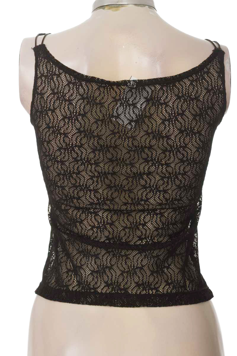 Top / Camiseta color Negro - Closeando