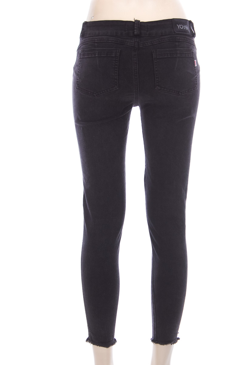 Pantalón color Negro YOYO Closeando