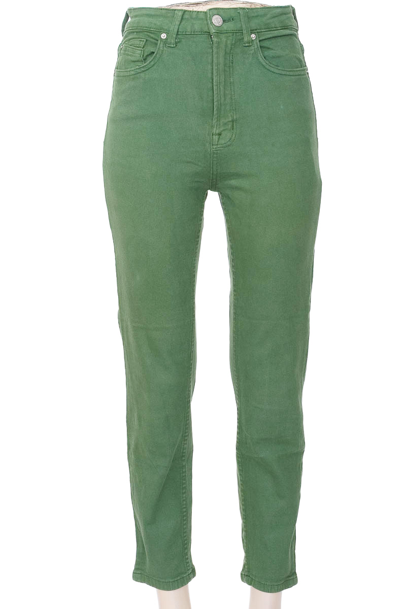 Pantalones color Verde - Stradivarius