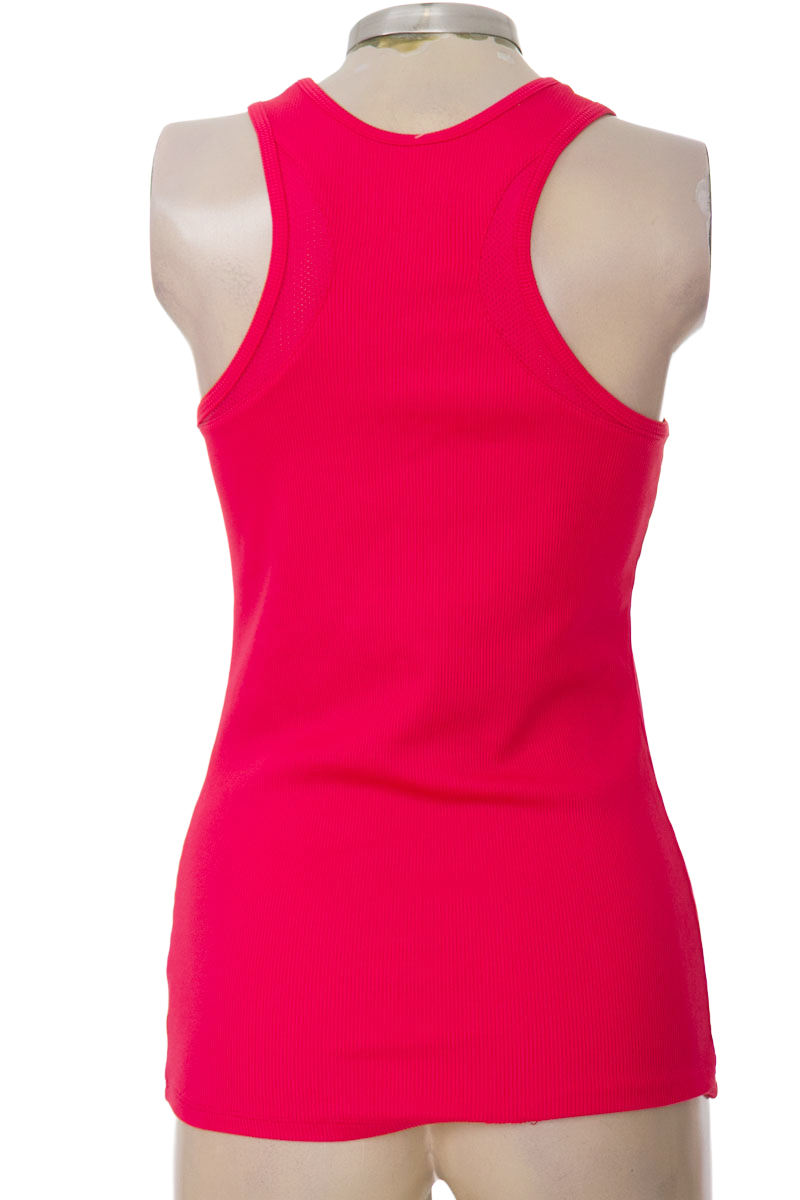 Ropa Deportiva / Salida de Baño color Fucsia - Under Armour