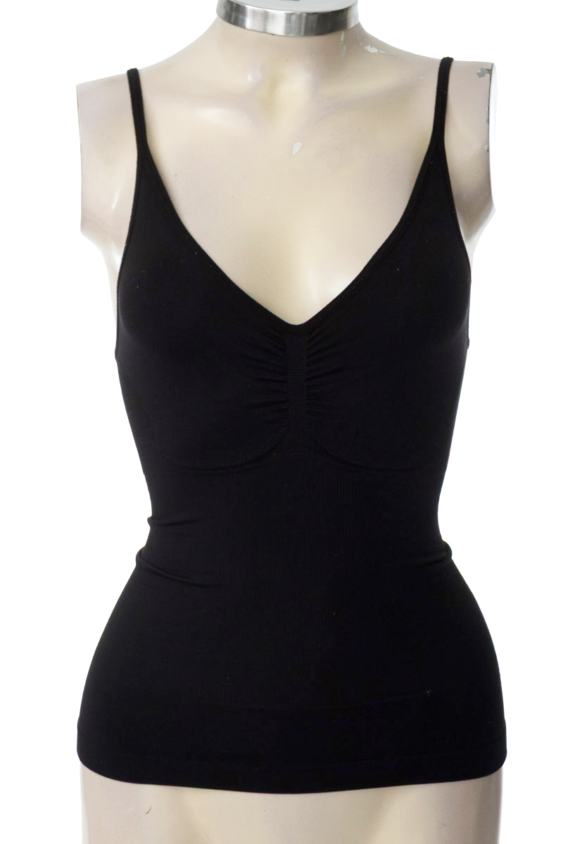 Top / Camiseta color Negro - Closeando