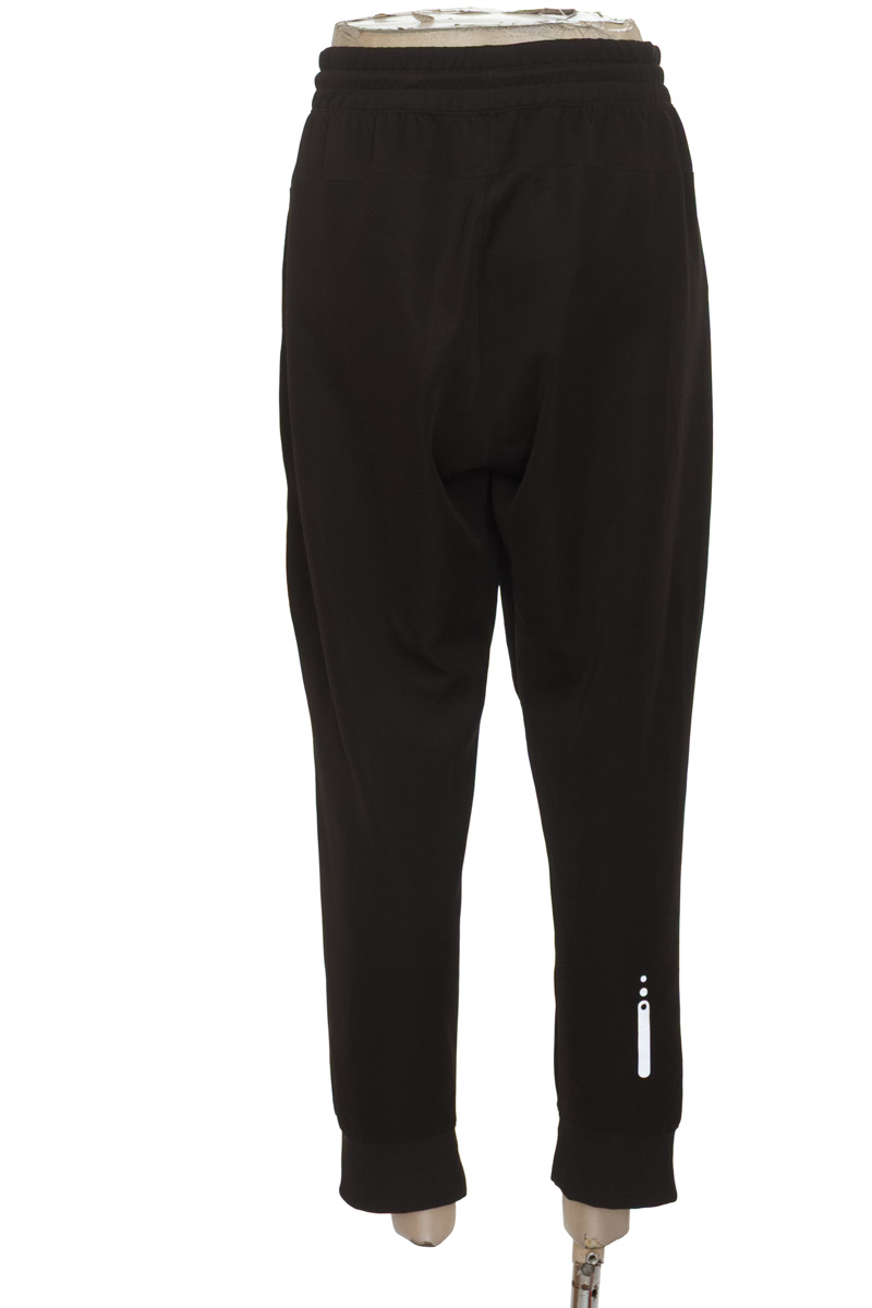 Ropa Deportiva / Salida de Baño color Negro - Closeando