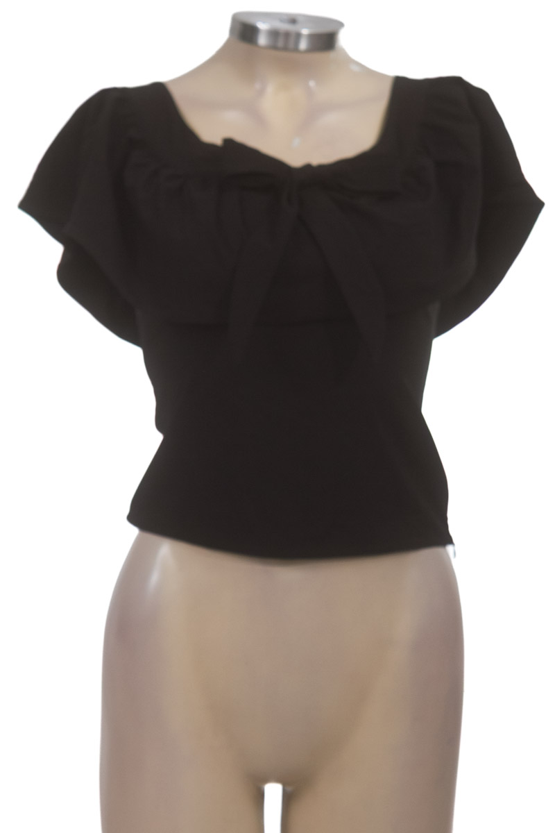 Top / Camiseta color Negro - Closeando