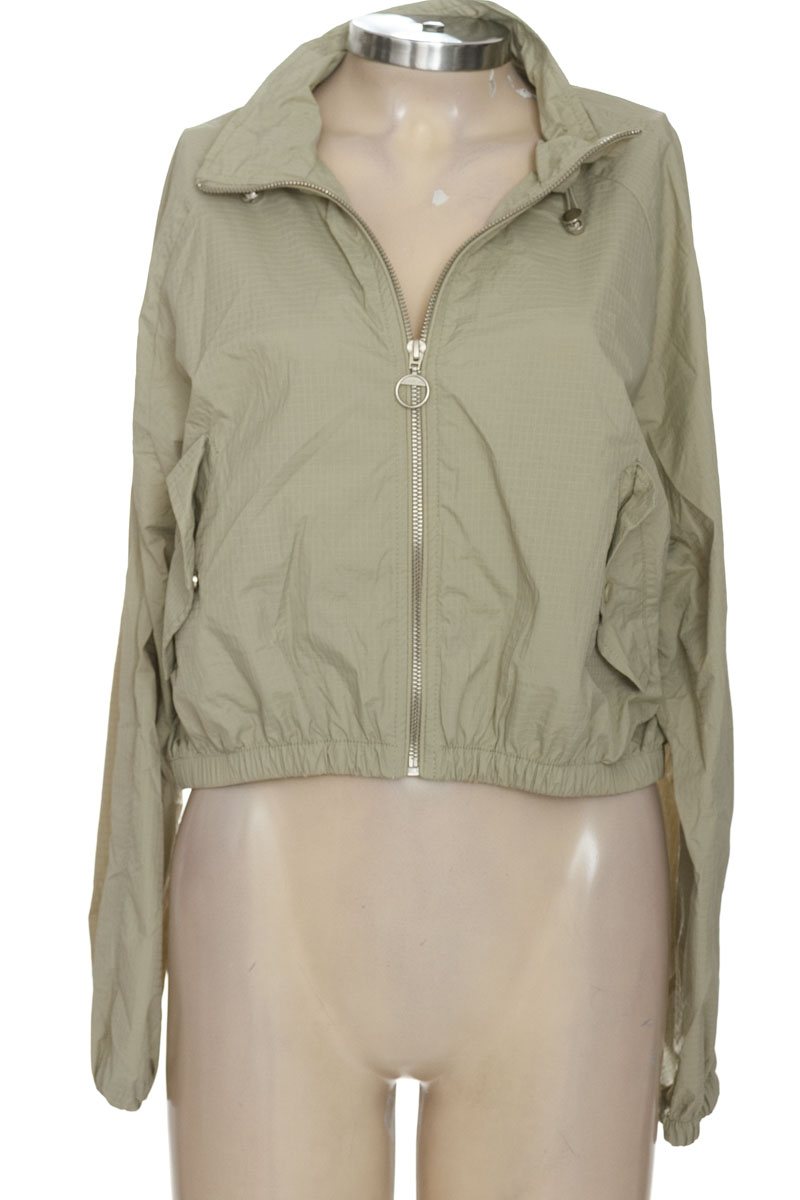 Chaqueta / Abrigo color Verde - Bershka