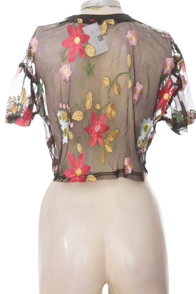 Top / Camiseta color Negro - Closeando