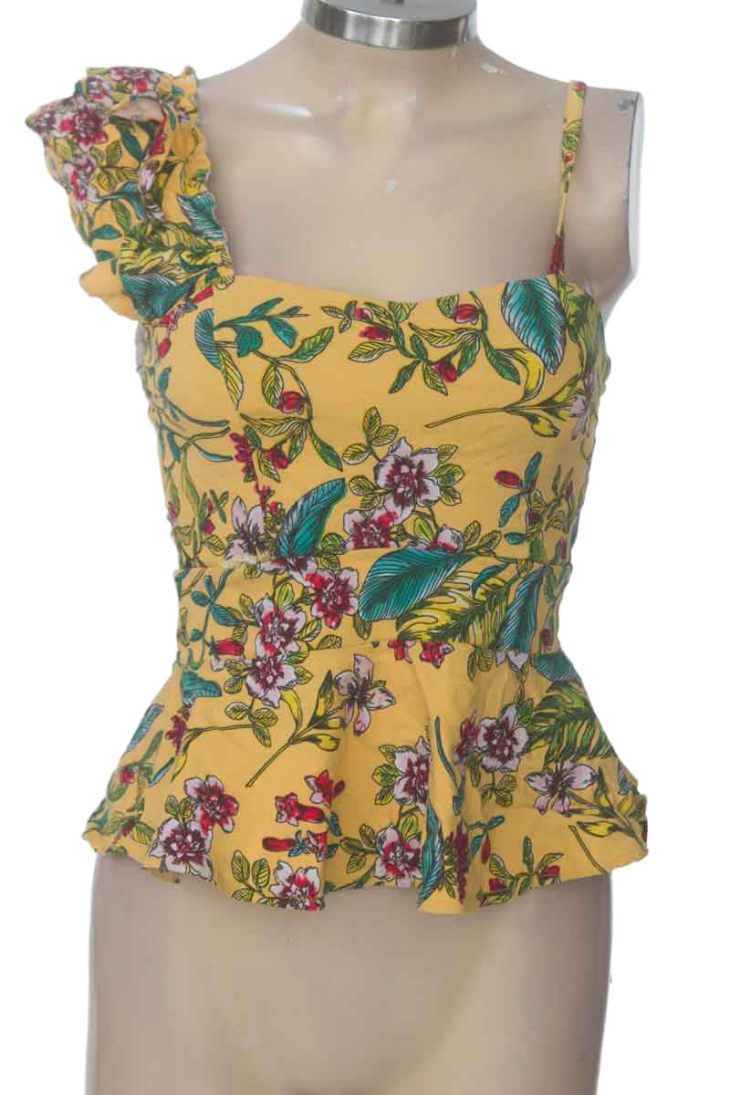 Top / Camiseta color Amarillo - Closeando