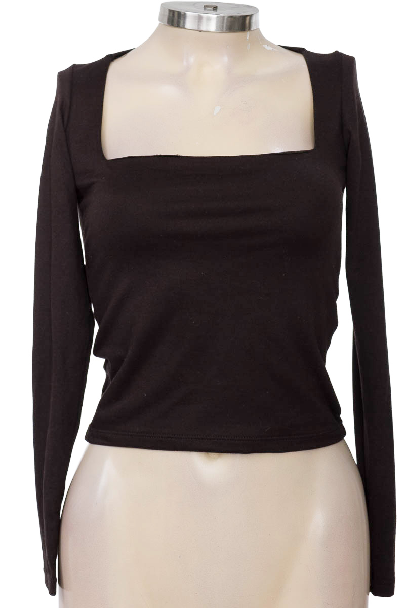Top / Camiseta color Negro - Closeando