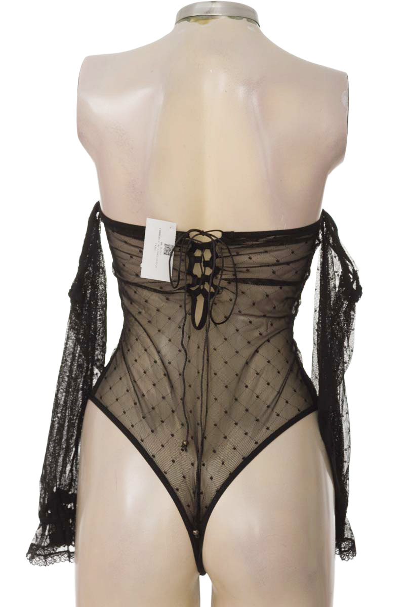 Top / Camiseta color Negro - Closeando