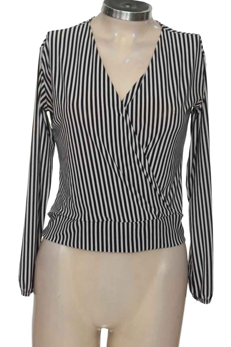 Top / Camiseta color Negro - Closeando