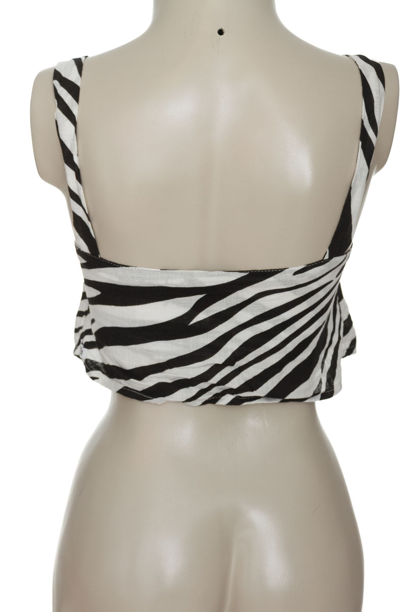 Top / Camiseta color Negro - Closeando