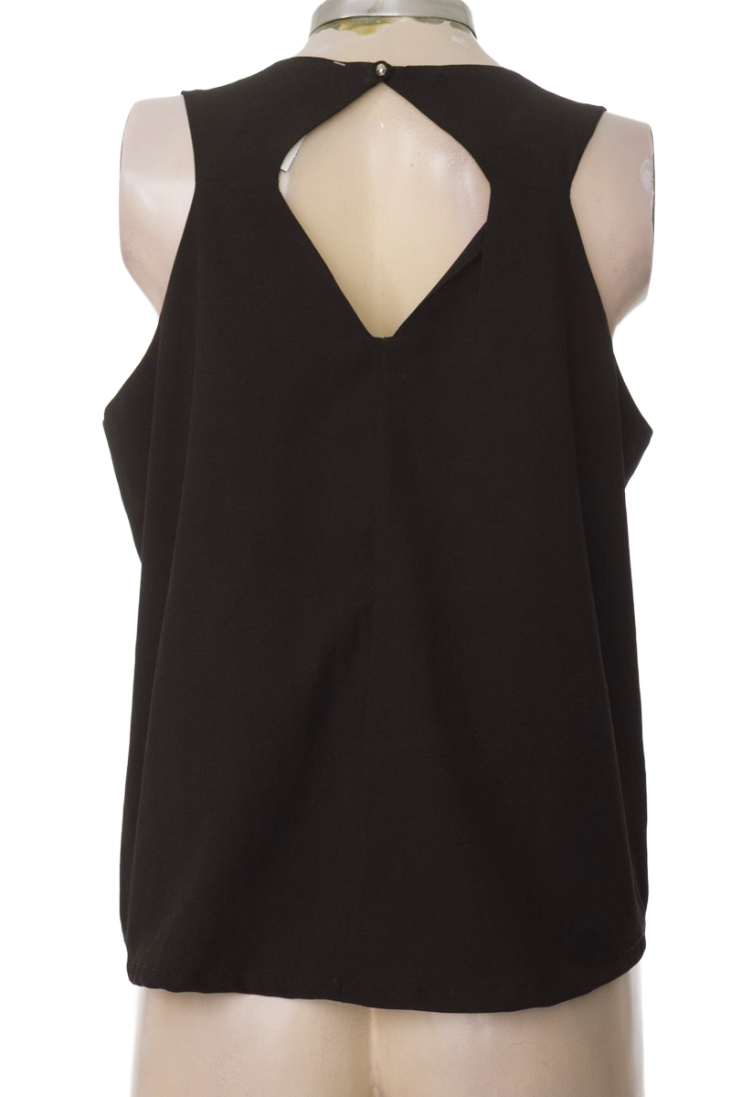 Top / Camiseta color Negro - Closeando